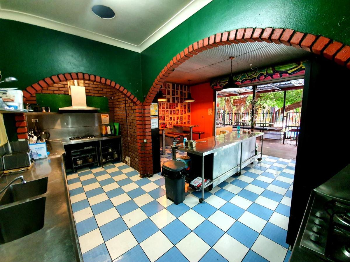 Jump Inn Alice Budget Accommodation Alice Springs Esterno foto
