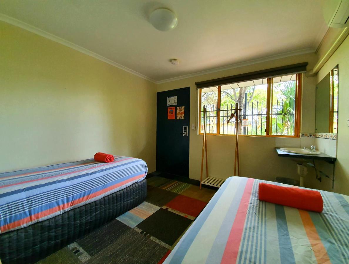 Jump Inn Alice Budget Accommodation Alice Springs Esterno foto